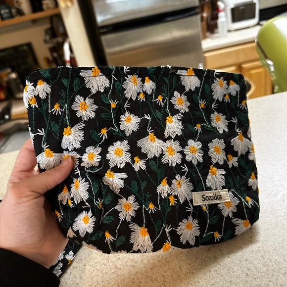 Set of 2 Flower/Floral Gift Bags, can separate upon request - Picture 5 of 7